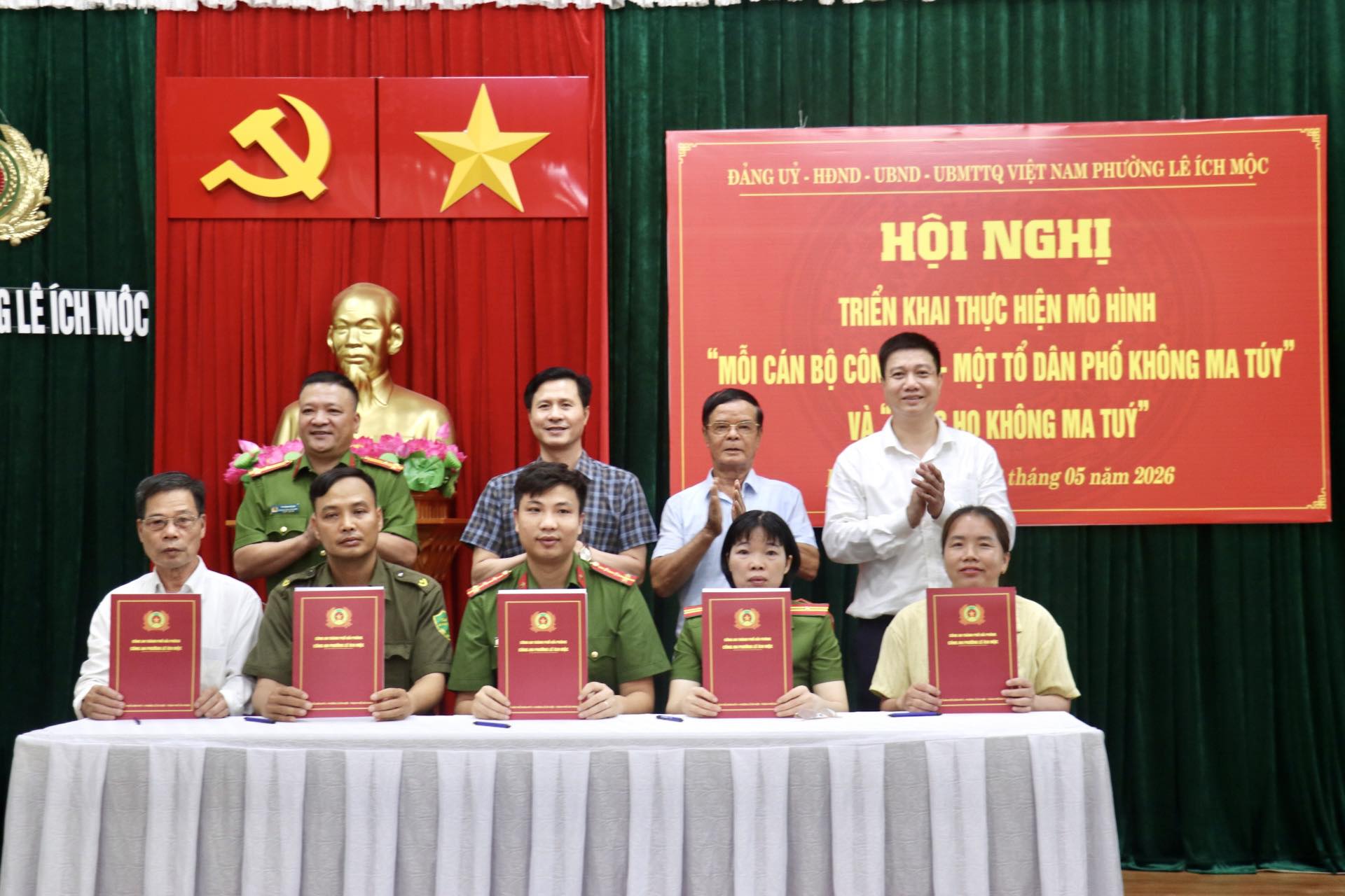 Công an phường Lê Ích Mộc: Thành lập 12 nhóm công tác tham gia mô hình “Mỗi cán bộ Công an - Một tổ dân phố không ma túy” và “Dòng họ không ma túy”